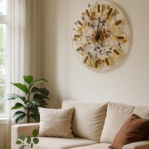 Handmade resin wall clock with dried flowers and gold leaf – A unique decoration for your home.