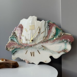 Pastel Geode Resin Wall Clock with Backlight – Handmade Epoxy Art Clock with Gold Roman Numerals, Soft Tones Home Decor Gift